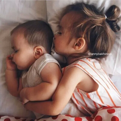 当哥哥或姐姐有了弟弟或妹妹后 变的好有爱♡