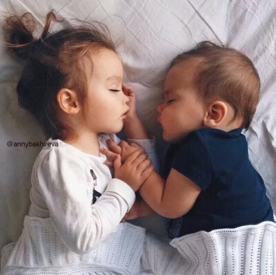 当哥哥或姐姐有了弟弟或妹妹后 变的好有爱♡