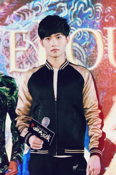 杨洋 少四发布会 正直脸