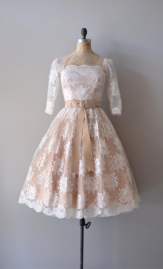 lace 1950s dress vintage 50s dress Sugarspun Lace dress 粉色复古蕾丝小礼裙。曦 @晨曦小径。网址来源：https://www.etsy.com/transaction/89323750