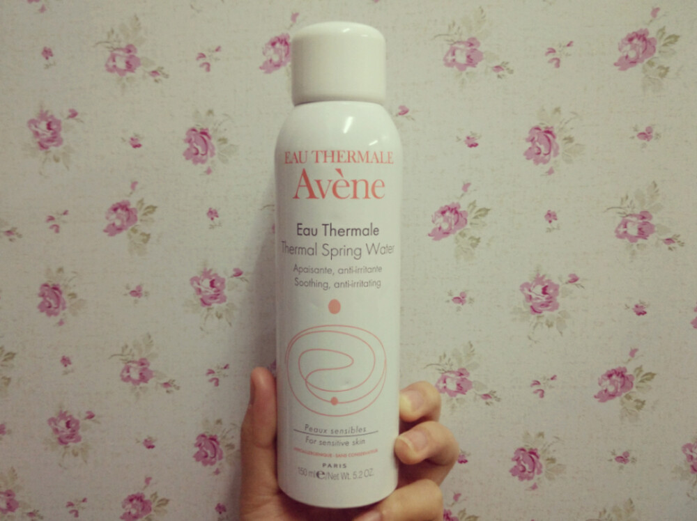 #安利好货# Avene 雅漾活泉水喷雾 这个之前就已经好火了 很多人都知道 我自己买的是150ml的 已经空了 准备再入手一瓶 放在包里脸干的时候就喷一下 很补水很保湿呀～还有要说的就是喷雾的用法 喷完之后等一分钟左右要用纸巾将水分轻轻吸去 不然会吸走肌肤水分 又变的干干的(´•ω•`๑)#补水超轻松#