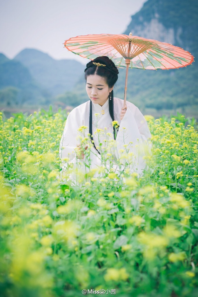 【汉服】花朝节 出镜：@一ko兔 摄影/后期：@Miss梁小茜 拍摄地：千亩湖