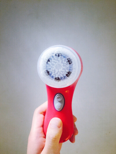 #安利好货#Clarisonic mia2 好用，消灭黑头从洗脸开始！对于懒癌患者来说，缺点是耗电快，要经常替换刷头。其他都是棒棒哒，连送的洗面奶都很好用~