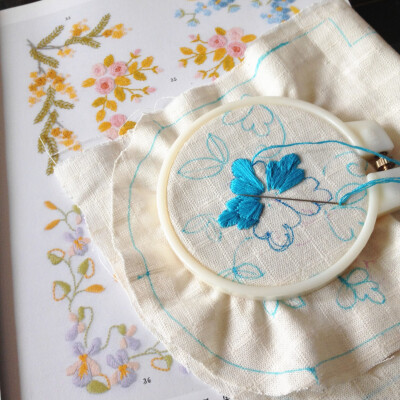 自己设计的刺绣图案，双色蓝花，其实自己不是美术专业，也没有学过刺绣类的课程，就是凭直觉吧，平时爱看时尚杂志，爱关注时装发布会，爱画手抄报，久而久之好像也有那么一点灵感，噢对了，要多去旅游。