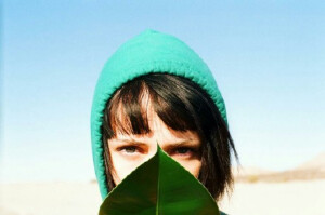 觉得贪恋是个美好的词。有欢可贪，有人可恋，活得兴高采烈。要经过多少贪恋，才知道平平静静，不等于意兴阑珊。