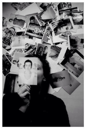 有些礼物，收下了，就没办法还了。发生过的，永远停在那里。比如，三月斑斓的风，浮在脸颊的黄昏，我们在一起的时光。