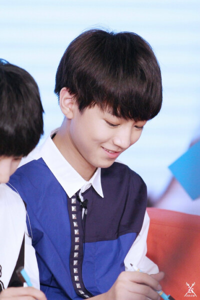 #王俊凯# #TFBOYS王俊凯# #TFBOYS# 20140717优酷直播间 cr logo