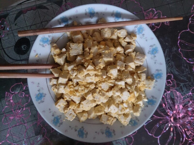 在我的指导下交给美咪的蟹黄豆腐～早上忘吃的鸡蛋中午怎么办？蛋黄用来配豆腐～蛋白可以拌凉菜～嘻嘻～人家还是蛮贤惠