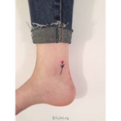 ÇΥ 脚腕上的 Mini Tattoo