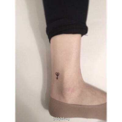 ÇΥ 脚腕上的 Mini Tattoo