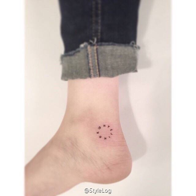 ÇΥ 脚腕上的 Mini Tattoo