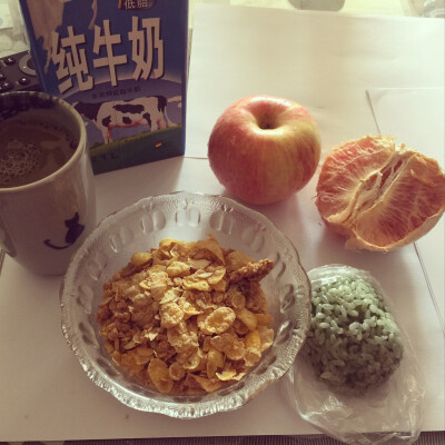  早餐打卡day1:宝氏蜂蜜玉米片加低脂奶，西柚半只，苹果一个，抹茶一杯，还有当令青团一只。青团做成糍毛团的样子还是第一次见呢，加上黑洋酥馅儿更是新奇，美味(⃔ *`꒳´ * )⃕↝