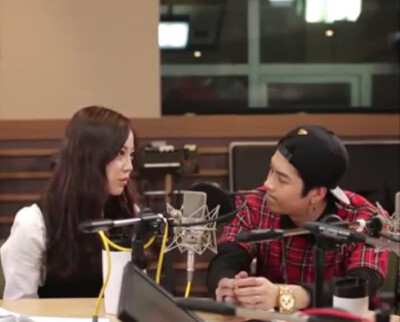 【Jackji：许英智、王嘉尔 Roommate忙内们】150328 偶像本色截图 很喜欢这张+2盯着妞儿的样子