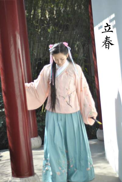 @青娜与斯诺 #汉服二十四节气# 【立春】二十四节气中的第一个节气。正月节。立，建始也，五行之气，往者过，来者续。于此而春木之气始至，故谓之立也，立夏秋冬同。