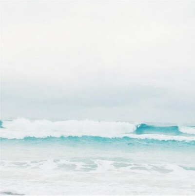 夏天的记忆里，有一片蓝色的海。