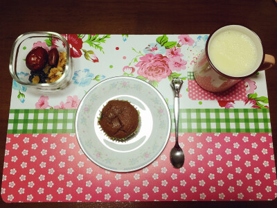 今天的早餐[饭]～～我吃了：椰香蜜豆红糖麦芬+现磨豆浆+坚果&amp;amp;果干 ❤❤️