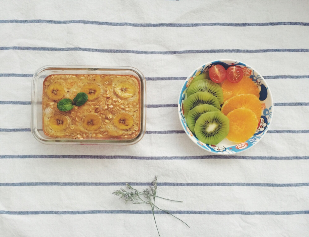 香蕉烤燕麦，水果。