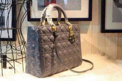 Lady Dior 7格羊皮 杏色金银扣出货了 实物拍摄质量 尺寸：32x25x12c. S1H530