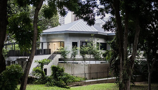 新加坡设计工作室FARM 最近完成了“lloyd’s inn” 旅馆的翻新设计，该旅馆邻近新加坡知名商业街乌节路（Orchard Road），是一个拥有34间客房，坐落于安静街区里的精品旅馆。 设计师将原本的装饰和符号元素全部清除，还原建筑原材料的风貌，以及经时间洗礼而显露出来的自然斑痕。室内通过设置宽大的玻璃门窗，使内部空间更显的宽敞，同时可以亲近周围的庭院。对负空间的灵活利用，使本来不大的空间也秩序井然。此外，FARM 还为“lloyd’s inn” 旅馆设计了新的视觉识别系统和网站。