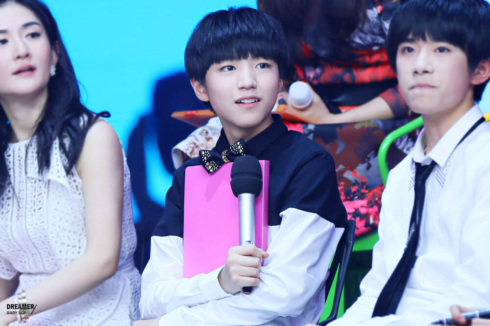 #TFBOYS王俊凯# #TFBOYS#快乐大本营录制 是乖乖的高中生王俊凯啊！电眼!