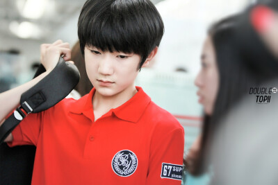 TFBOYS王源 140627 重庆赴北京 cr：凯源面站