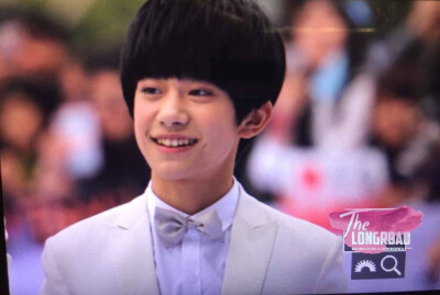 #TFBOYS易烊千玺# 150330 东方风云榜 红毯 预览 CR.LOGO 白马王子 甜甜的笑