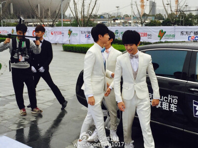 【预告】今晚#TFBOYS#即将参加2015年东方风云榜音乐盛典，音乐实况将在今晚19：30在上海动感101音乐广播进行直播，完整版视频也将于今晚十点在东方卫视播出，TFBOYS除将带来《宠爱》首唱外，也将带来经典老歌串烧，…