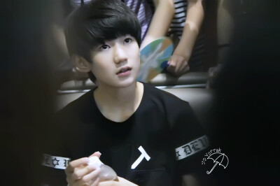 TFBOYS王源 140801上海赴北京 cr：Yorrak