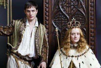 《童贞女王 The Virgin Queen 》主演： 汤姆·哈迪 Tom Hardy 安-玛莉·杜芙 Anne-Marie Duff 必须是为了汤老湿去看的，汤老湿在里面美艳无比阿，我一直在惊艳口水中，还带单耳耳环，完全是犯规阿，怪不得女王这么…