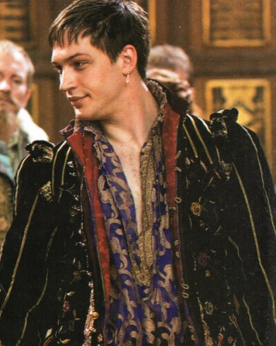 《童贞女王 The Virgin Queen 》主演： 汤姆·哈迪 Tom Hardy 安-玛莉·杜芙 Anne-Marie Duff 必须是为了汤老湿去看的，汤老湿在里面美艳无比阿，我一直在惊艳口水中，还带单耳耳环，完全是犯规阿，怪不得女王这么…