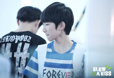 TFBOYS王源 140620 重庆赴北京 cr：BlowAKiss1108