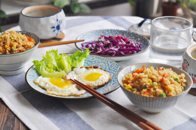  { 9.18 }什锦炒饭、煎蛋、糖水橘子、凉拌紫包菜。天气转冷，一早喝碗热乎乎的糖水橘子，心情舒畅。