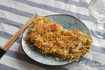 { 9.26 } 挂面鸡蛋煎饼，清水。这次用的豆瓣酱，味道比甜面酱浓郁，朴素的早餐也有好味道。