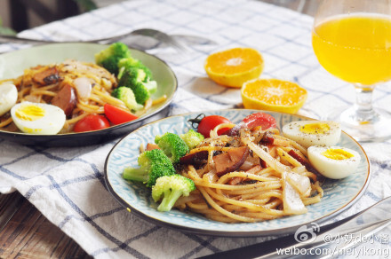 { 9.28 } 香肠橄榄菜炒意面，橙汁。尝试加了橄榄菜，味道多了点中式的鲜咸感，挺不错哦。 再坚持3天，就可以尽情放松了，加油！