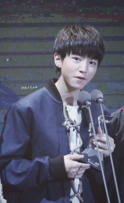 #王俊凯# #TFBOYS王俊凯# #tfboys# 150325QQ音乐年度盛典 CR：_姐姐不是女神