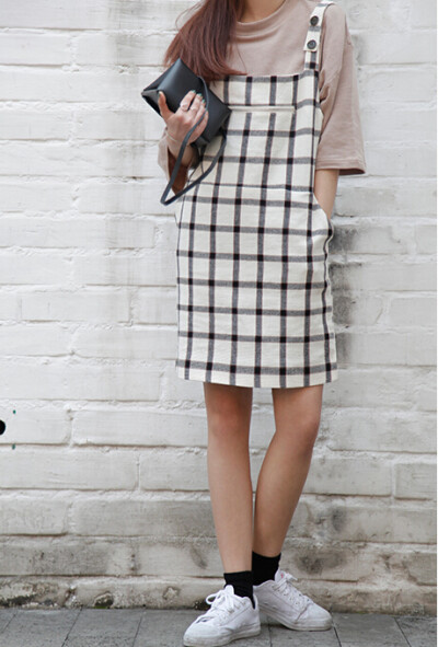 学院风格 复古的格纹背带裙和纯色T恤 搭配起来 不失独特的调调，休闲好看的搭配
