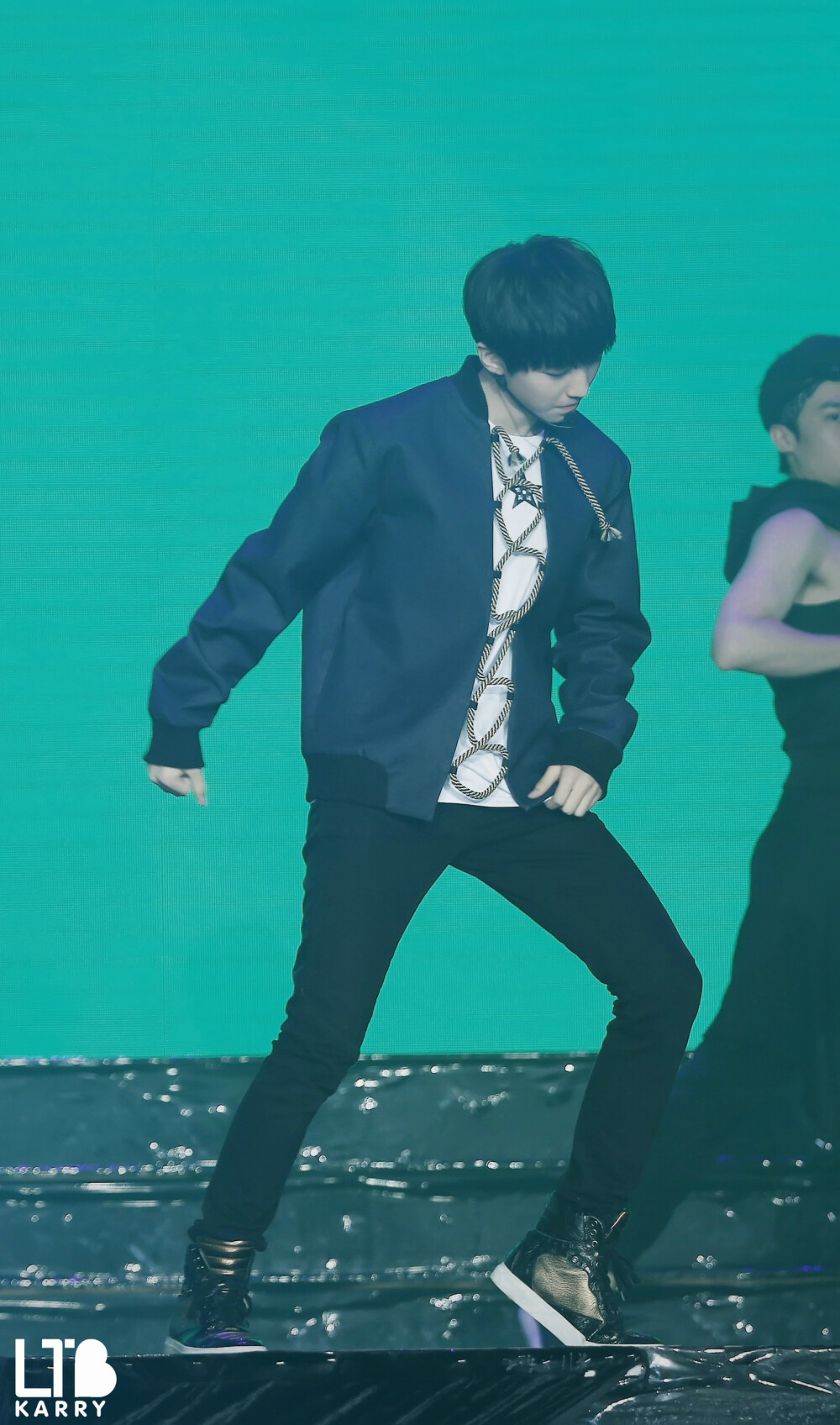 #王俊凯# #TFBOYS王俊凯# #tfboys# 150325QQ音乐年度盛典 CR：王俊凯遛图博