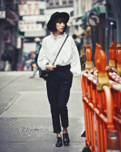 宫廷复古的灯笼袖泡泡袖白衬衫 ol衬衣 搭配小黑西裤 时尚搭配