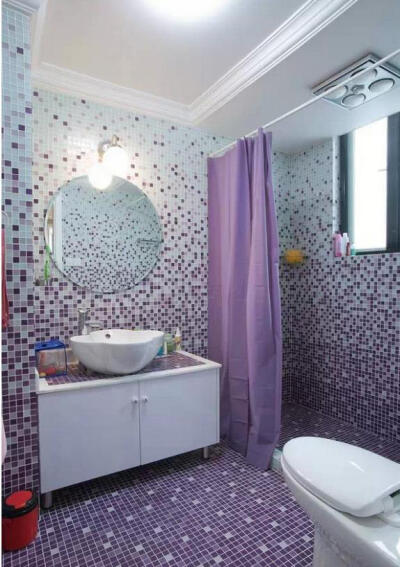 被瓷砖吸引的浴室