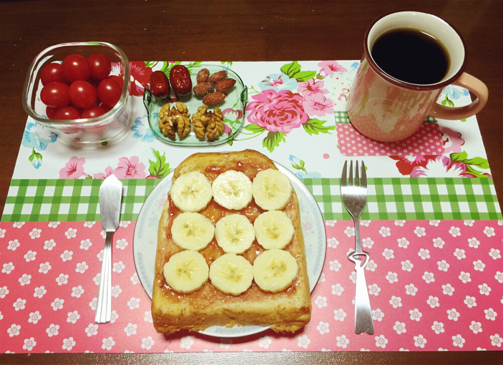 今天的早餐[饭]～～我吃了：烤全麦吐司配香蕉片&amp;amp;树莓果酱+黑咖啡+坚果&amp;amp;果干+樱桃番茄 今天3⃣1⃣度‼️