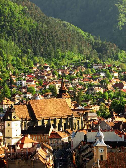 Brașov, Romania。罗马尼亚布拉索夫，旧名喀琅施塔得(Kronstadt)。罗马尼亚中部城市，布拉索夫县首府。布拉索夫因其优越的地理位置而被人冠以“国王的王冠”的盛誉。古城区的Rope Street 绳索街，是欧洲最狭窄街道之一。市中心有一座始建于1383年的哥特式黑教堂，教堂内有一个由4000个管和76个键盘组成的管风琴，堪称一绝！