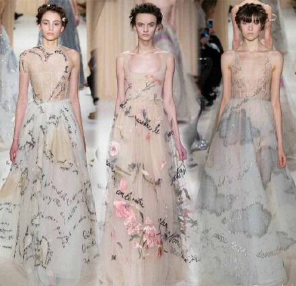 Valentino 2015春夏高定系列的主题是爱，但是要比爱情浪漫一百倍。他们的灵感来自俄罗斯画家夏加尔，还把莎士比亚和但丁的作品，甚至意大利流行歌曲的歌词写在了衣服上。除了有华丽繁复的俄罗斯宫廷风，还有星星、云朵、花鸟、风筝……就像爱情的各种滋味。/net