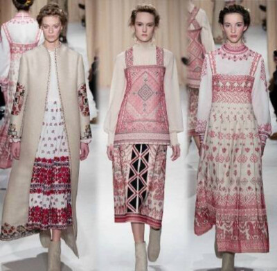 Valentino 2015春夏高定系列的主题是爱，但是要比爱情浪漫一百倍。他们的灵感来自俄罗斯画家夏加尔，还把莎士比亚和但丁的作品，甚至意大利流行歌曲的歌词写在了衣服上。除了有华丽繁复的俄罗斯宫廷风，还有星星、云…