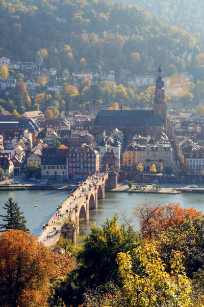 Heidelberg ,Germany。德国海德堡老城。海德堡是巴登-符腾堡州的城市。海德堡是一个充满活力的传统和现代混合体。秀美的海德堡是内卡河畔的文化古城和大学城，它是浪漫德国的缩影。曲折而幽静的小巷沟通者古堡和小河…