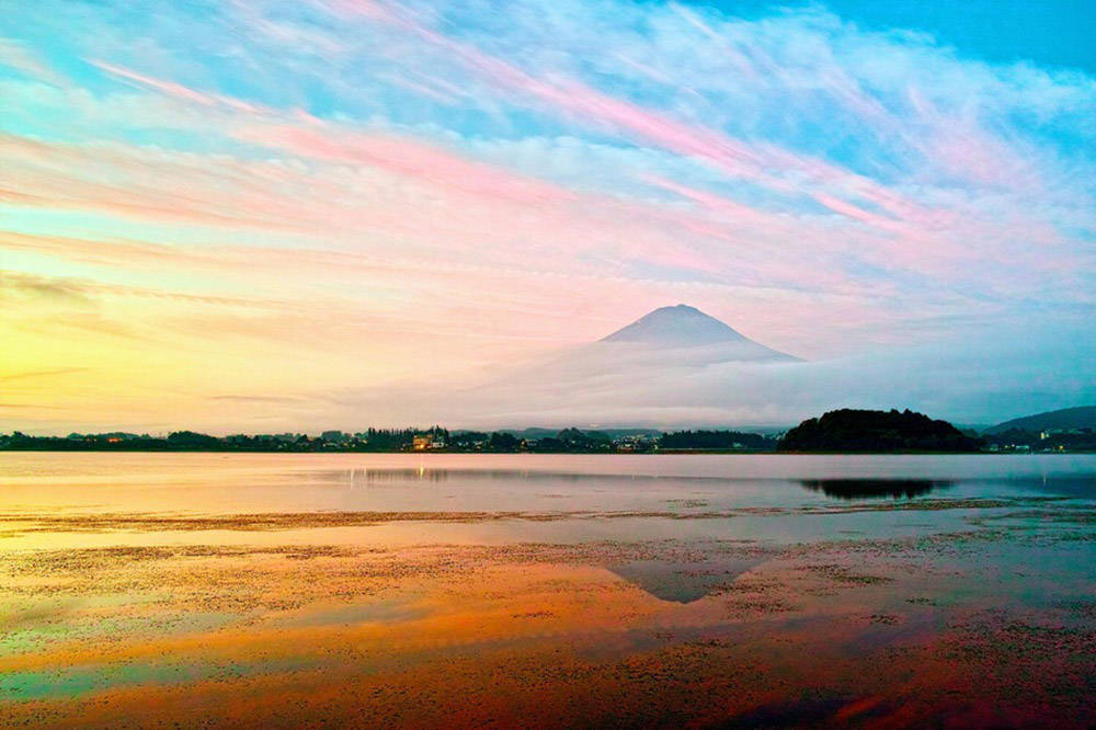 日本摄影师Kimura Harumitu多年来都以富士山作为主题进行拍摄，他怀着崇敬的心态为我们展示了富士山在不同时间的不同景象，每一张都美的不行