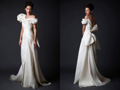 知名婚纱品牌 Krikor Jabotian 释出2015秋冬婚纱系列，设计师将这些耗时几百个工时手工造成的婚纱或礼裙划分为高级定制，结合现代3D立体打印和古典蕾丝刺绣，看上去既前卫又奢华。创作中除了自身钟情的女王般霸气璀…