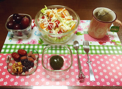 今天的早餐[饭]～～我吃了：豆沙青团+蔬菜色拉+柠檬绿茶+坚果&amp;amp;果干+提子 ❤️Colorful Breakfast❤️