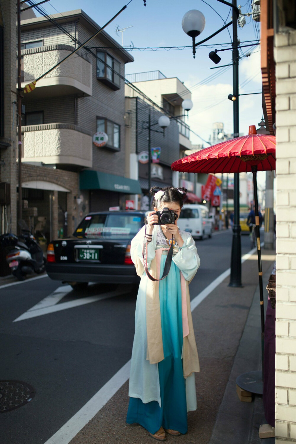 【汉服】#带着汉服去旅行# 我们会拥有自己的财富，永不必执着于一时的所得，要保持乐观积极的心态，坚毅的走下去，在路上，明天你总能遇到更好的自己。 摄影／@当小时 出镜 / @弥秋女怪兽