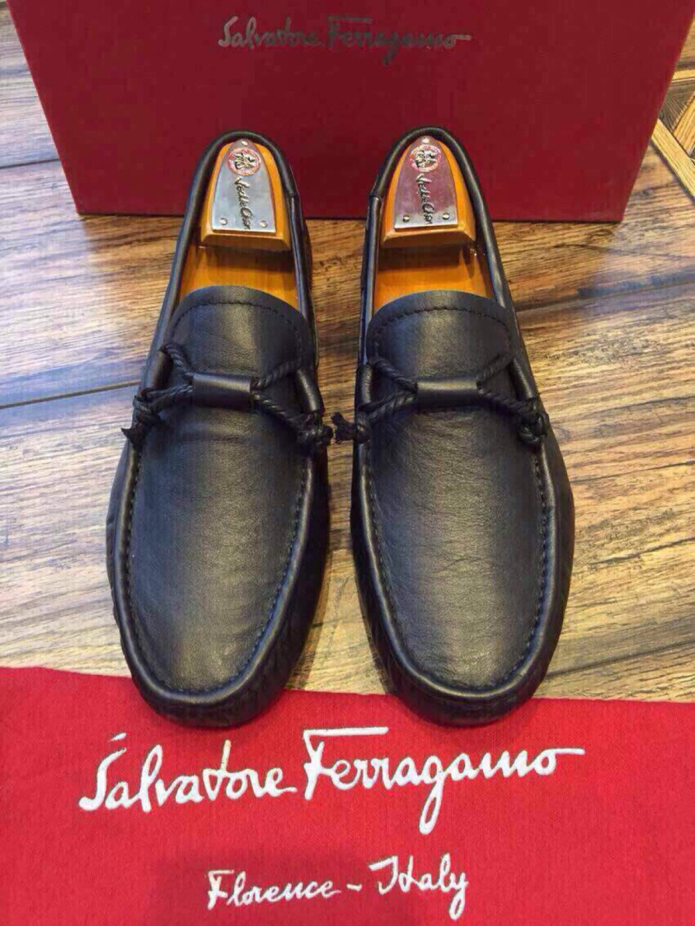 #我的男友是男神#【Ferragamo】菲拉格慕香港专柜经典款 进口原版小??牛皮 水染??皮内里，经过意大利纯手工注胶大底技术精工打造而成，绝对是居家旅行的最好选择！亲，还在等什么。抓紧时间下单吧，给您的爱脚最舒适，最奢侈的体验吧 黑/棕色 红色38-44