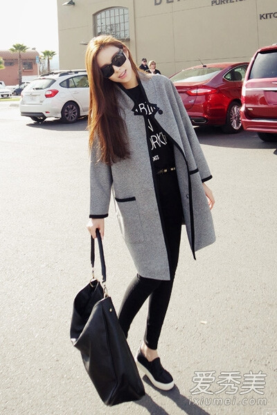 时髦的韩版休闲外套，内搭灰色字母T恤和黑色铅笔裤，简约帅气的装扮，不失摩登都市气息，穿出酷酷的感觉，上松下紧的穿法，是显瘦搭配的窍门之一。